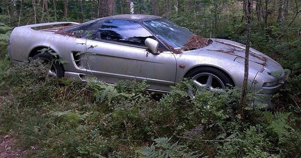 Auto straciło już swój blichtr, zaczęło rdzewieć i obrastać mchem. Pod maską nie miało silnika /foto. reddit.com/r/ANormalDayInRussia /