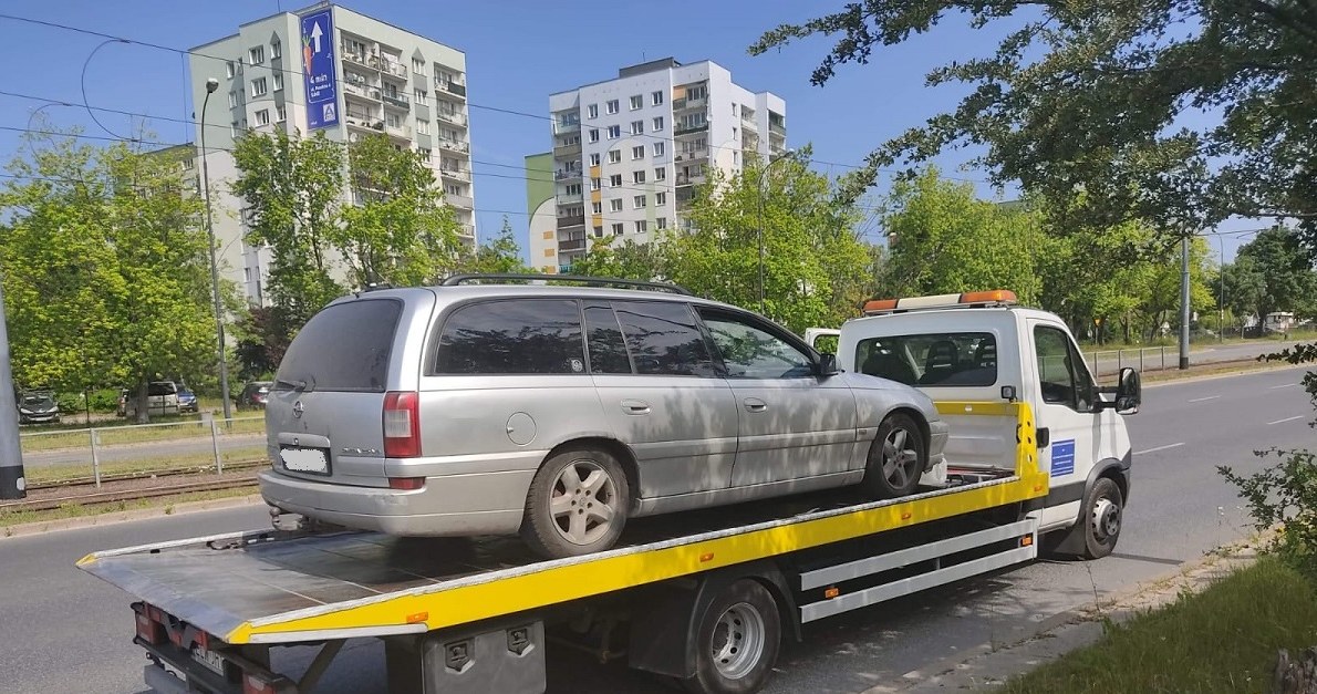 Auto trafiło na parking, a kierowca - za kraty /Policja