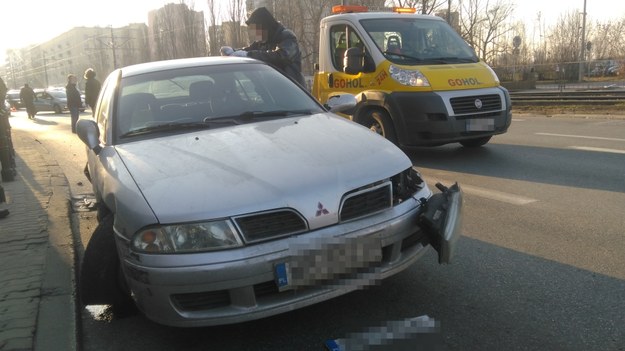 Auto uciekinierów, które rozbili i porzucili w okolicach pl. Zawiszy /Przemysław Mzyk /RMF MAXX