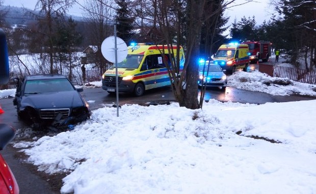 Auto uderzyło w barierę mostu. Zginął pasażer