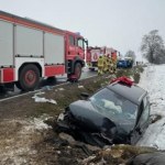 Auto uderzyło w betonowy przepust, ranna trójka dzieci i kierowca