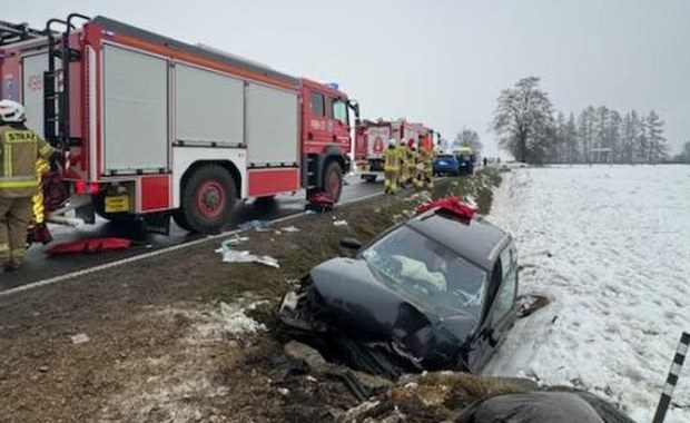 Auto uderzyło w betonowy przepust, ranna trójka dzieci i kierowca