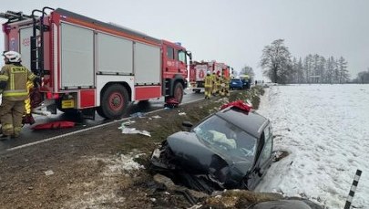 Auto uderzyło w betonowy przepust, ranna trójka dzieci i kierowca