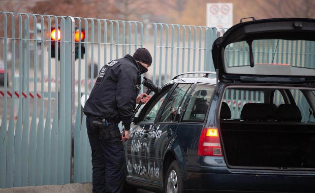Auto uderzyło w bramę urzędu kanclerz Merkel 