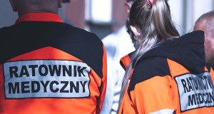 Auto uderzyło w dom. Groźny wypadek w Płocku