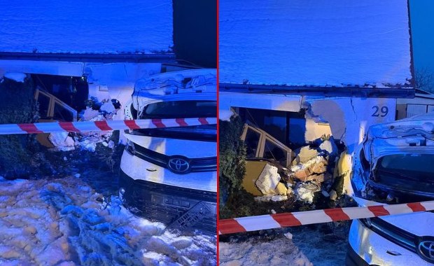 Auto uderzyło w dom. Groźny wypadek w Płocku