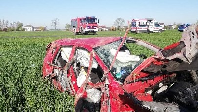 Auto uderzyło w drzewo, a potem dachowało. Nie żyje 39-latek