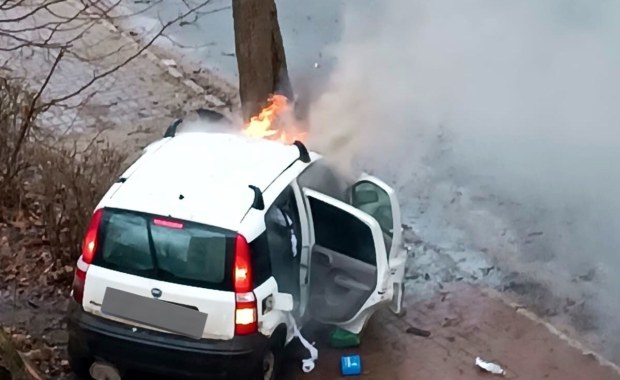 Auto uderzyło w drzewo i spłonęło. Za kierownicą mógł siedzieć 24-latek