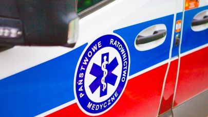 Auto uderzyło w drzewo. Nie żyją dwie osoby