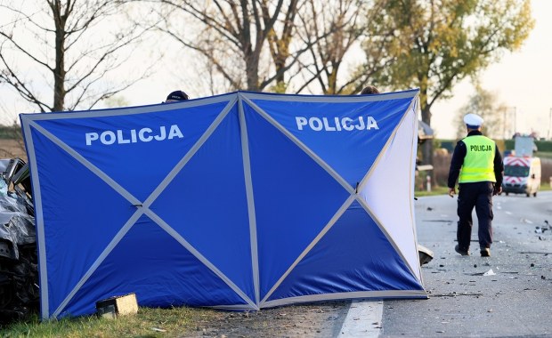 Auto uderzyło w drzewo. Tragiczny wypadek młodego kierowcy