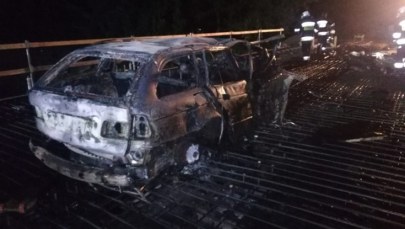 Auto uderzyło w most i spłonęło. Zginął 27-letni kierowca