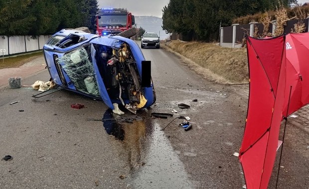 Auto uderzyło w przepust i dachowało. Nie żyje 26-latek