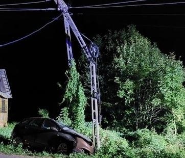 Auto uderzyło w słup /KPP Tomaszów Lubelski /Policja