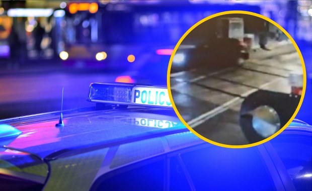 Auto utknęło na torach. Niebezpieczna sytuacja pod Warszawą