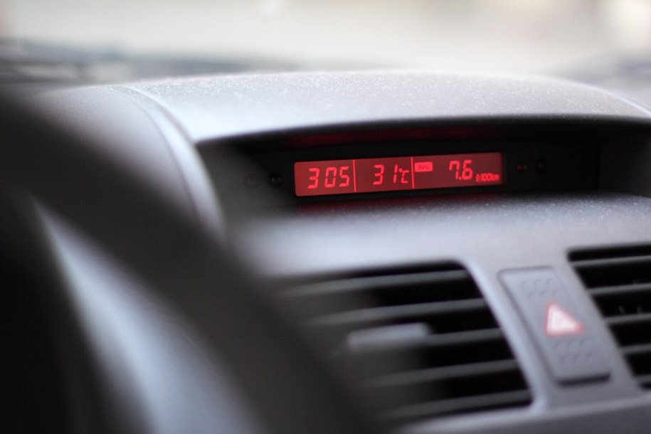 Auto w czasie upałów nagrzewa się błyskawicznie / 	Lech Muszyński    /PAP