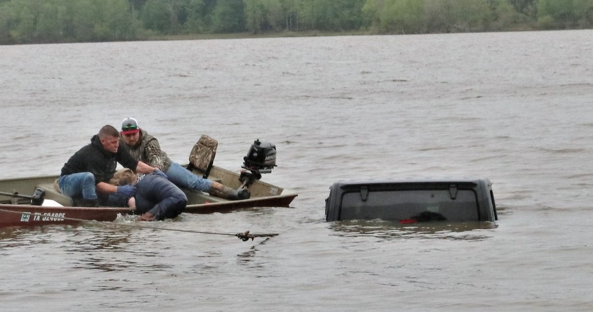 Auto w jeziorze, a w środku żywa osoba Fot. Marion County Sheriff Office /