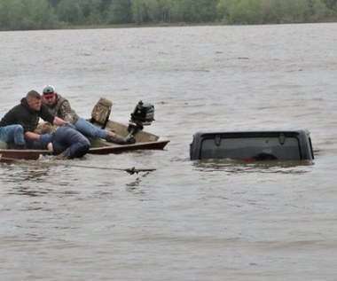 Auto w jeziorze, a w środku żywa osoba. Historia jak z filmów grozy