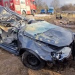 Auto wbiło się pod rury ciepłownicze. Czwórka nastolatków w szpitalu