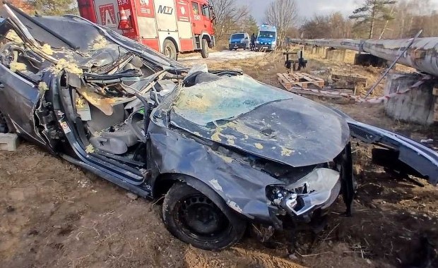 Auto wbiło się pod rury ciepłownicze. Czwórka nastolatków w szpitalu
