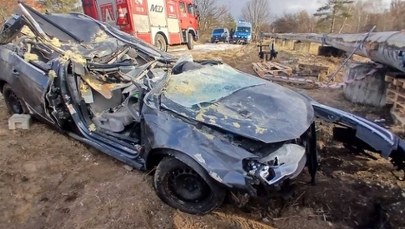 Auto wbiło się pod rury ciepłownicze. Czwórka nastolatków w szpitalu