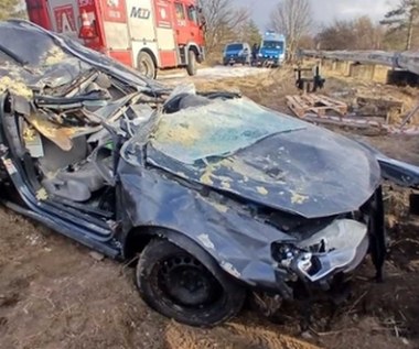 Auto wbiło się pod rury ciepłownicze. Czwórka nastolatków w szpitalu