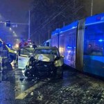 Auto wbiło się w tramwaj, porwany 34-latek nie żyje. Tragiczny finał pościgu we Wrocławiu