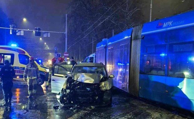 Auto wbiło się w tramwaj, porwany 34-latek nie żyje. Tragiczny finał pościgu we Wrocławiu
