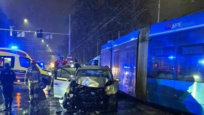 Auto wbiło się w tramwaj, porwany 34-latek nie żyje. Tragiczny finał pościgu we Wrocławiu