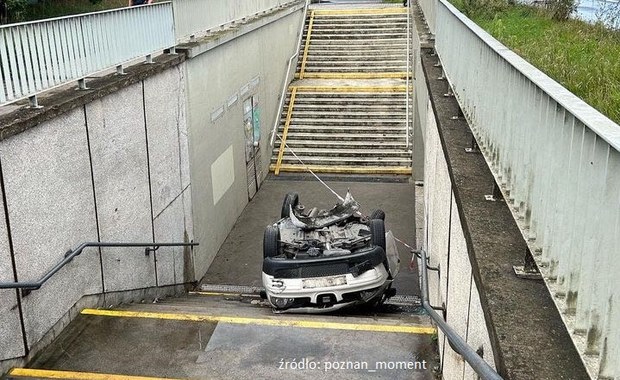 Auto wjechało do przejścia podziemnego w Poznaniu. Kierowca w ciężkim stanie