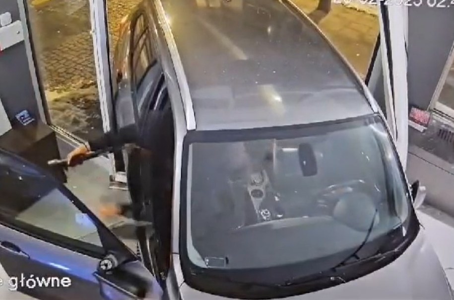 Auto wjechało do salonu jubilerskiego /KWP POZNAŃ /