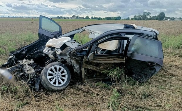 Auto wjechało pod pociąg. Dwoje dzieci zostało rannych