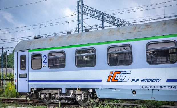 Auto wjechało pod pociąg. Nie żyje kierowca