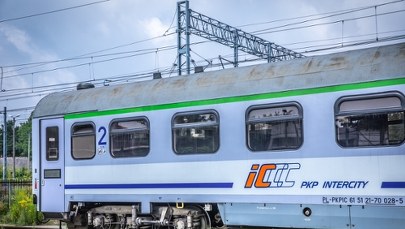 Auto wjechało pod pociąg. Nie żyje kierowca