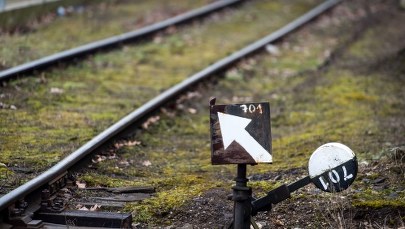Auto wjechało pod pociąg. Ranne 2 osoby, w tym dziecko