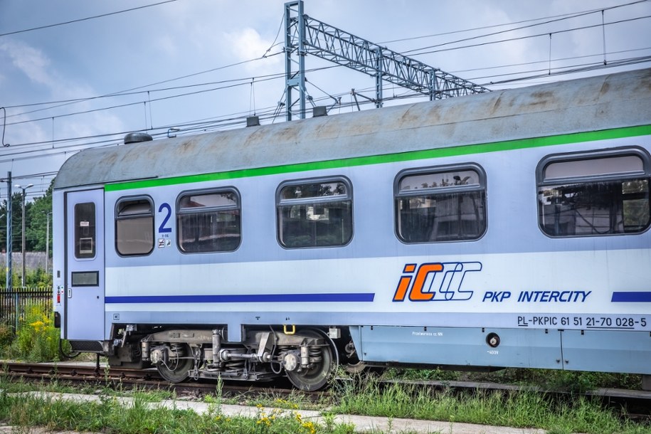 Auto wjechało pod pociąg. Nie żyje kierowca