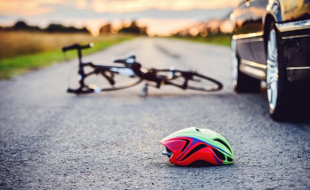Auto wjechało w grupę rowerzystów, są poszkodowani