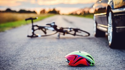 Auto wjechało w grupę rowerzystów, są poszkodowani