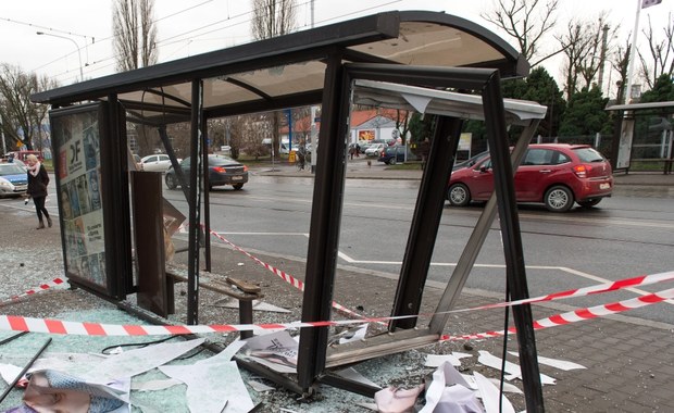 Auto wjechało w przystanek autobusowy. Są ranni [ZDJĘCIA]