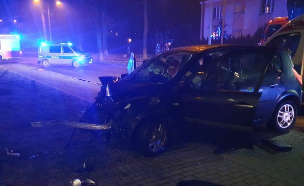 Auto wjechało w schody prowadzące do komisariatu policji. Dwie osoby w szpitalu