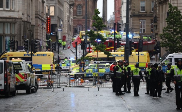 Auto wjechało w tłum świętujących w Liverpoolu. Wśród rannych są dzieci!