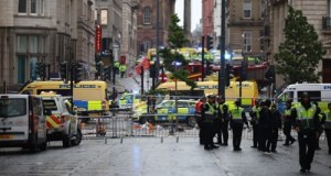 Auto wjechało w tłum świętujących w Liverpoolu. Wśród rannych są dzieci!