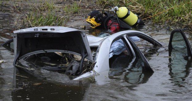 Auto wpadło do jeziora /PAP