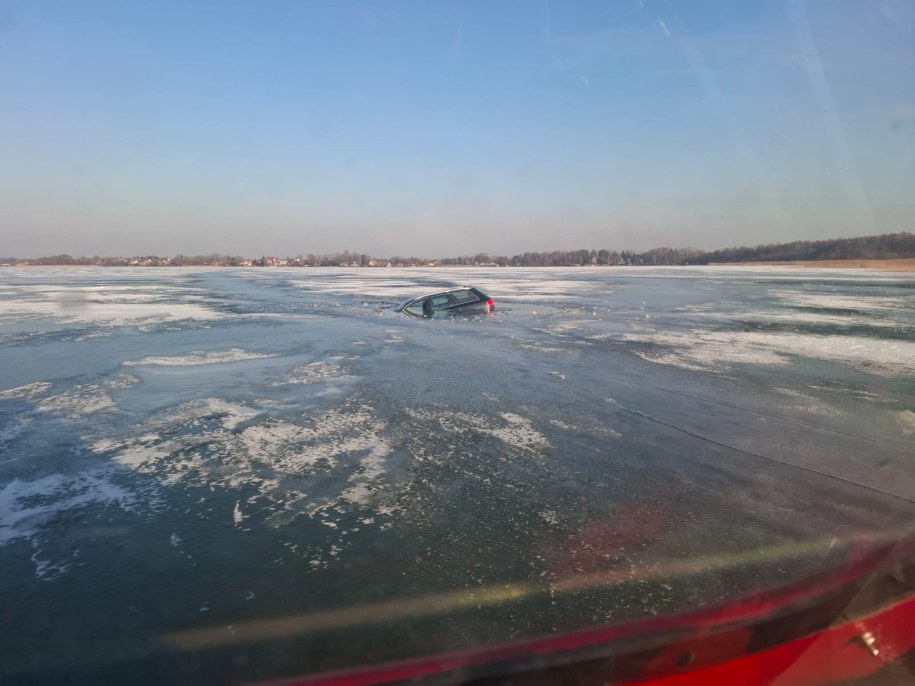 Auto wpadło do jeziora /Mazurska Służba Ratownicza  /