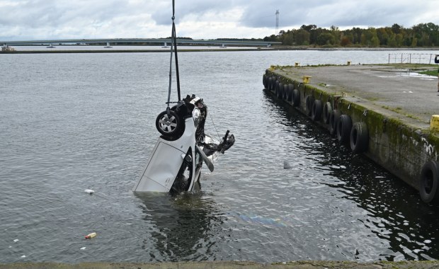 Auto wpadło do kanału. Kobieta w szpitalu, kierowca uciekł