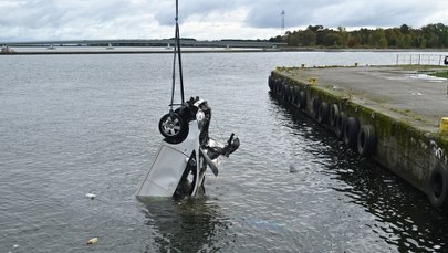 Auto wpadło do kanału. Kobieta w szpitalu, kierowca uciekł