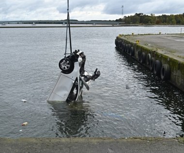 Auto wpadło do kanału. Kobieta w szpitalu, kierowca uciekł