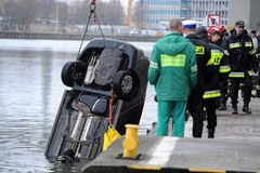 Auto wpadło do Odry w Szczecinie, kierowca nie przeżył
