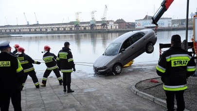 Auto wpadło do Odry w Szczecinie, kierowca nie przeżył