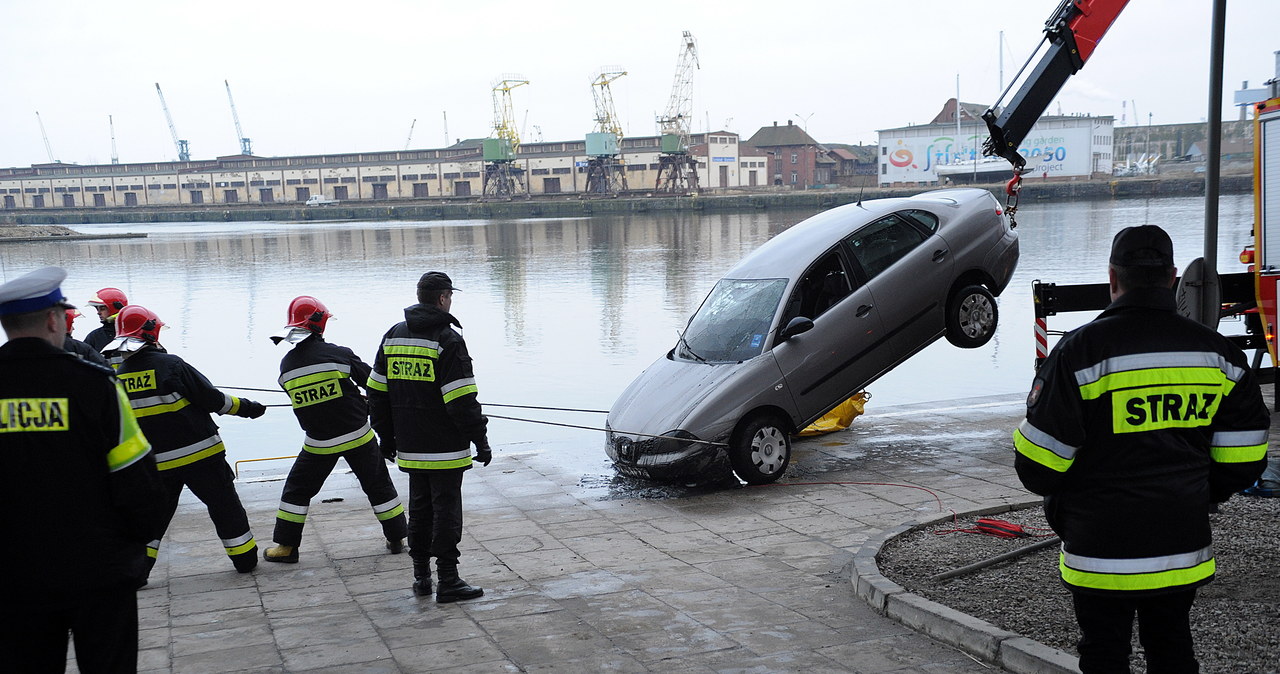 Auto wpadło do Odry w Szczecinie, kierowca nie przeżył