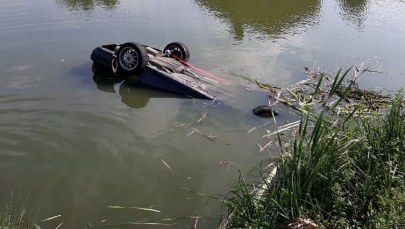 Auto wpadło do stawu. W środku były cztery osoby